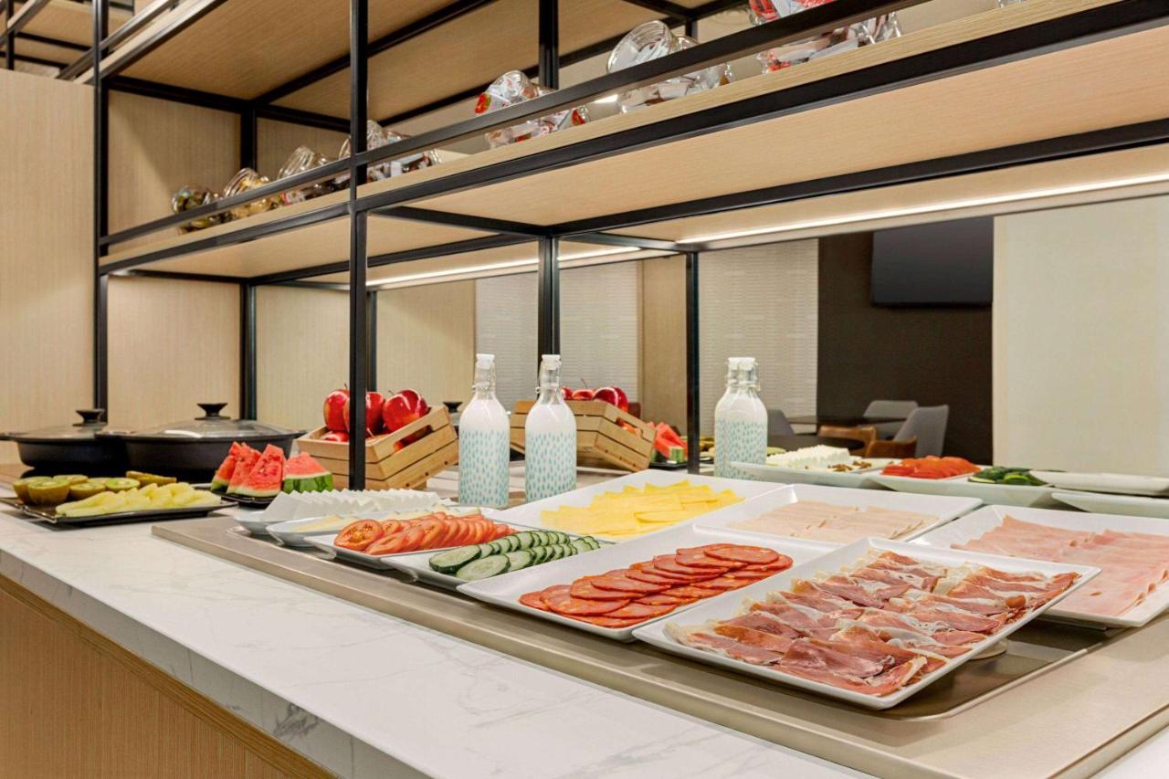 Ramada By Wyndham Madrid Tres Cantos Extérieur photo
